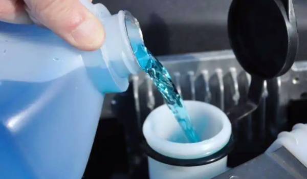 奥迪Q6需要加入玻璃水吗 需要加入玻璃水（保证车辆雨雪季节性是安全性）