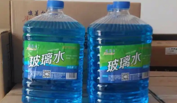 奥迪Q6的玻璃水在那里加入 发动机舱内部加入（非常简单）