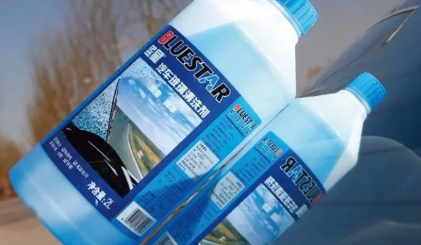 奥迪Q6的玻璃水在那里加入 发动机舱内部加入（非常简单）