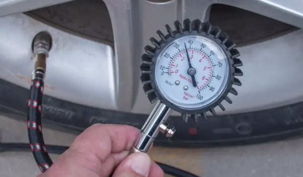 轮胎充气泵的作用是什么 为轮胎补充气压（保证车辆安全行驶）
