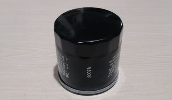影酷的机油滤芯在那里 在发动机底部位置（要定期更换）