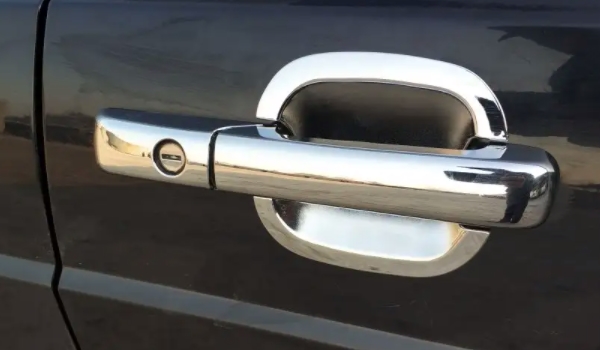 车辆的门碗怎么安装 通过粘贴的方式进行使用（安装非常的方便）