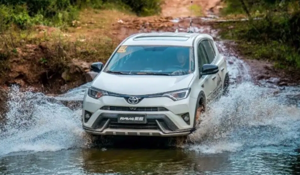 rav4suv报价及参数 rav4suv售价17.58万（动力配备2.0升和2.5升自然吸气发动机）