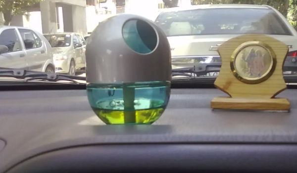香水需要放在哪里 需要放在车辆的挡把后方（杯架位置最为合适）
