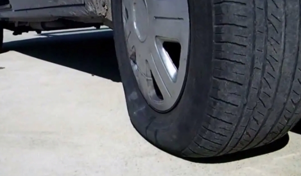 轮胎胎压过低怎么办 及时的补充胎压（保证机动车辆的行驶安全性）