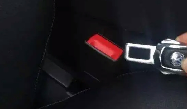 使用安全带卡扣的影响 对安全会有所隐患（不能使用安全带卡扣）
