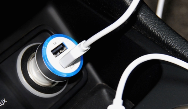 车载充电器是什么 是车辆电源的转换装置（提供手机连接充电使用）