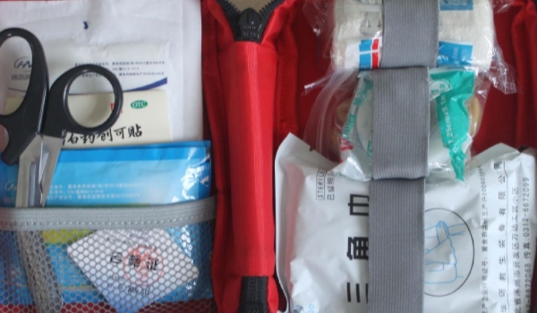 车辆必备的物品有什么 三角架，灭火器，反光背心