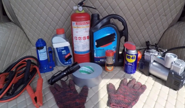 车辆上常备的物品是什么 充电器，玻璃水，机油等（带来很好的使用效果）