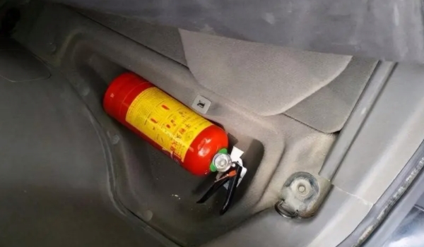 车辆必备的物品有什么 其中包括灭火器，反光背心，三角架（缺一不可）