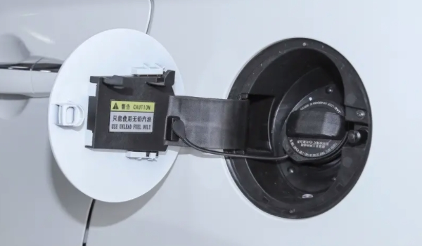 思皓X7的油箱盖使用注意事项 在车辆解锁的情况下打开（避免损坏）