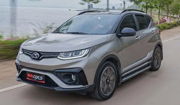 东南DX5的刹车系统如何操作 通过刹车踏板操作（使用性好）