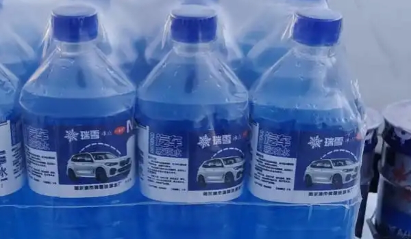 汽车玻璃水一次性加多少 1.5~2.5升左右（根据车型来确定）