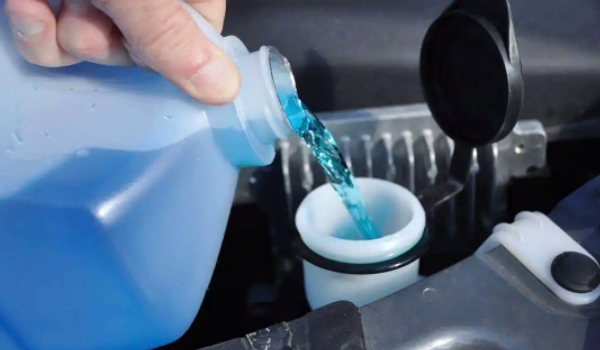 汽车玻璃水一次性加多少 1.5~2.5升左右（根据车型来确定）