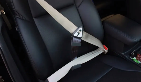 安全带必须使用么 必须要进行使用（保证车辆的乘坐和驾驶安全）