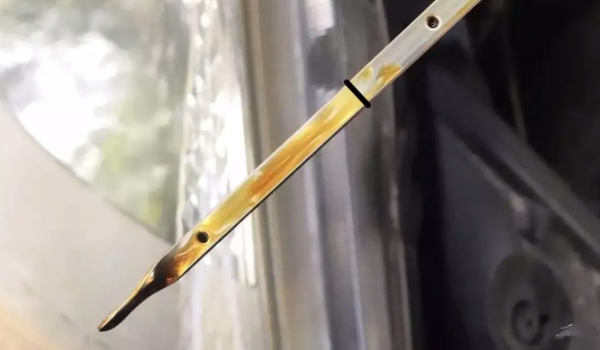 开瑞K60的机油尺使用注意事项 定期进行查看（保证机油量正常）