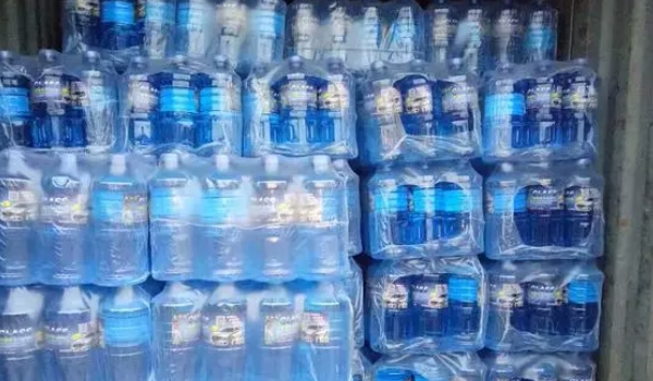 玻璃水需要加几升 需要加入1~3升左右（根据具体车型容量确定）