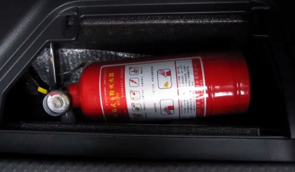 灭火器需要放在什么地方 可以放置在车辆的后备箱里面（使用效果好）