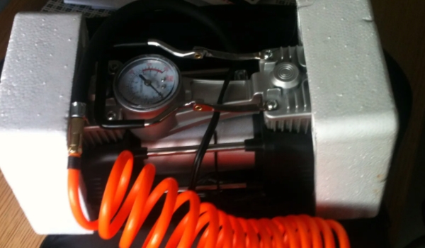 轮胎充气泵怎么使用 连接车辆的点烟器或者电瓶使用（效果很好）