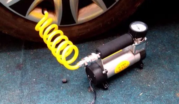 轮胎充气泵怎么使用 连接车辆的点烟器或者电瓶使用（效果很好）