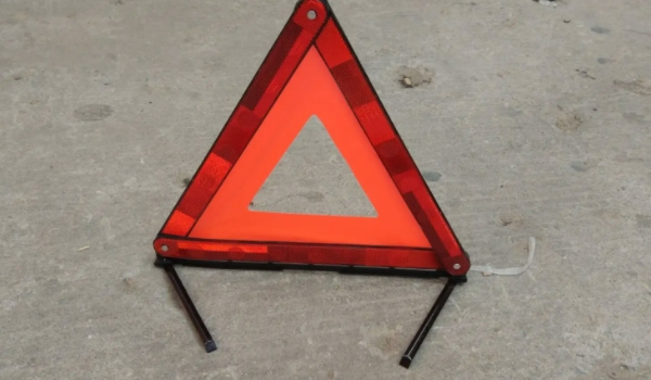 三角架需要注意什么 在紧急情况下必须使用三脚架（避免二次事故）