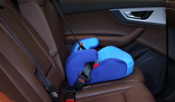 儿童安全座椅安装在什么地方 安装在车辆的第2排座椅上