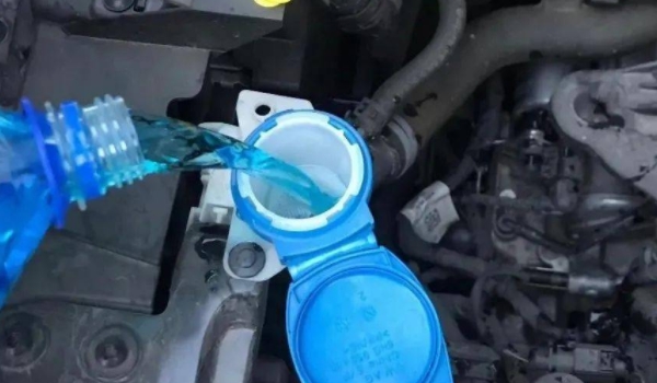 玻璃水加防冻的夏季能用么 可以进行使用（不会有所影响）