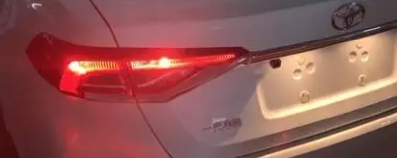 尾灯一直亮是怎么回事
