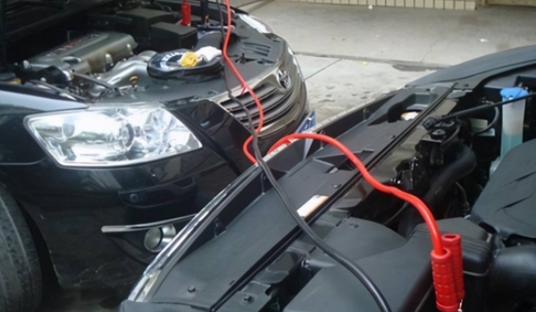 汽车搭电线使用的注意事项 注意正负极的连接（避免造成电瓶损坏）