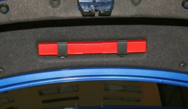 三角架放在哪里比较合适 放在车辆的后备箱里面使用（需要进行固定）