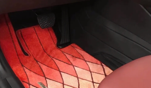 汽车的脚垫要选择什么样的 使用全包围脚垫效果好（及时购买）