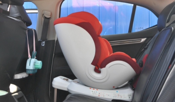 儿童座椅安装的注意事项 安装在指定位置（第2排的车辆座椅上）