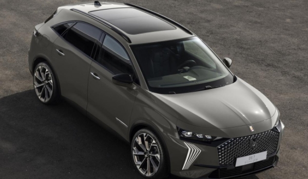 DS 7的玻璃水在那里加入 打开发动机仓加入（有专用的容器）