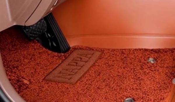 汽车脚垫使用的注意事项 购买专车专用的类型使用（效果好）