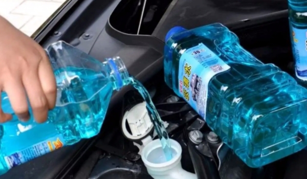 玻璃水需要准备几瓶 需要备用一瓶来进行使用（缺少时及时加入）