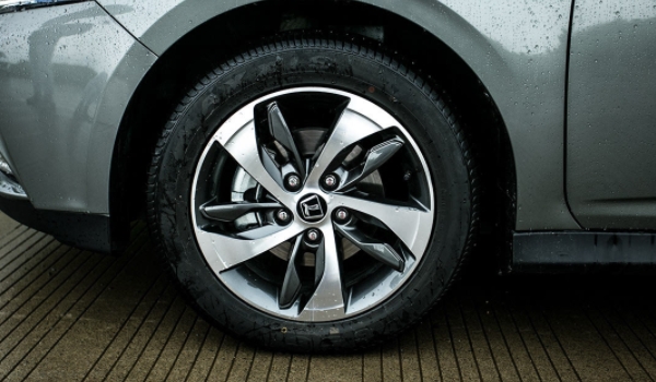 轮胎品牌在什么位置 在轮胎的胎壁上面就有所标注（更换时参考使用）
