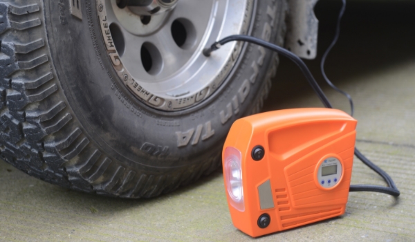 轮胎充气泵怎么连接电源 可以连接车辆点烟器以及电瓶电源