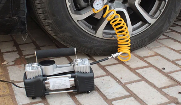 轮胎充气泵怎么连接电源 可以连接车辆点烟器以及电瓶电源