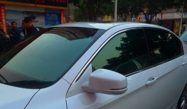车玻璃不想贴膜可以使用什么代替 使用遮阳帘来进行代替（效果不同）