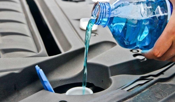 玻璃水需要备用多少 需要备用1~2瓶来使用（保证车辆的行驶安全）