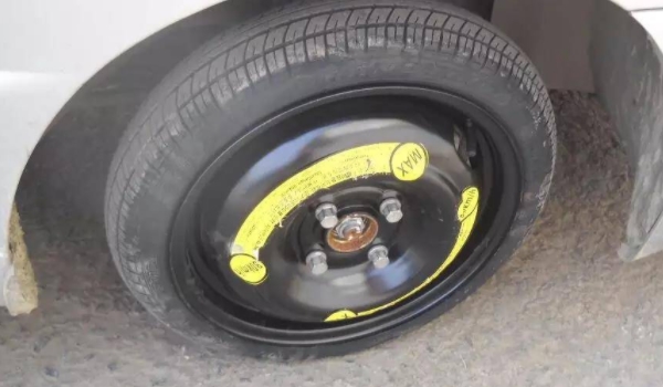 非全尺寸备胎行驶规定速度在哪里 在轮毂上标记（使用时需注意）