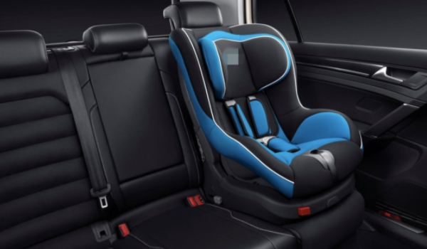 儿童安全座椅在哪里安装 安装在车辆的第2排座椅上（有固定位置）