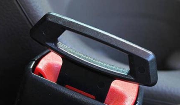 安全带卡扣的作用是什么 逃避安全带的安全检测（不建议使用）