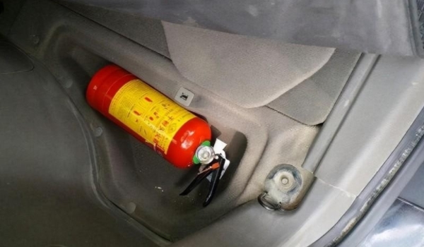 灭火器放在哪里比较好 放置在车辆的后备箱里面（效果比较好）