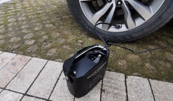 轮胎充气泵放在哪里适合 放在后备箱处比较合适（不影响车内的空间）