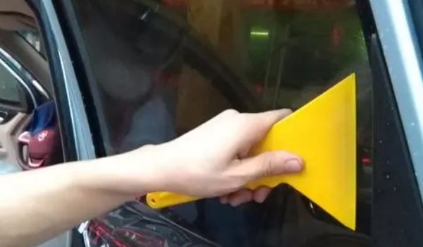 玻璃膜损坏怎么办 及时进行替换（避免影响车辆使用效果）