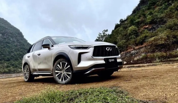 英菲尼迪QX60的油箱盖在那里 左后侧轮胎上方(非常好寻找)