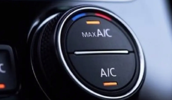 如何降低车内的温度 为玻璃粘贴玻璃膜（提前打开空调使用）