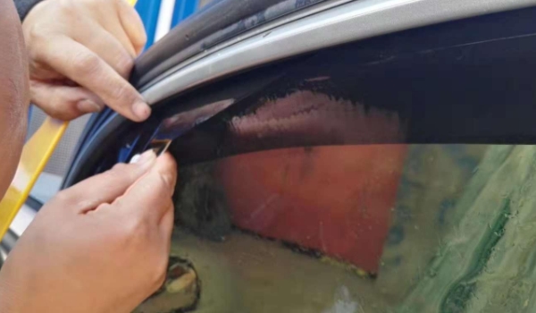 车窗贴膜可以直接使用么 可以直接进行使用（5天后可以打开车窗）