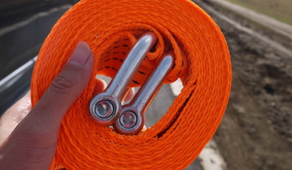 拖车绳使用的注意事项 注意好拖车绳的固定（避免造成车辆损坏）
